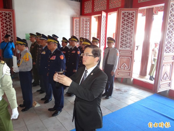 台南市長李孟諺（中）到南區忠烈祠向先烈致祭。（記者王俊忠攝）