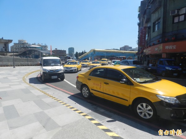 基隆火車站南站出口前，計程車排班屢遭取締開罰，小黃運將盼市府畫設排班位，方便攬客。（記者俞肇福攝）