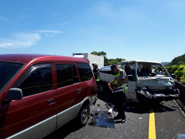 未保持安全車距，國道1號4車連環追撞，肇事小貨車車頭、車身嚴重毀損。（記者李容萍翻攝）