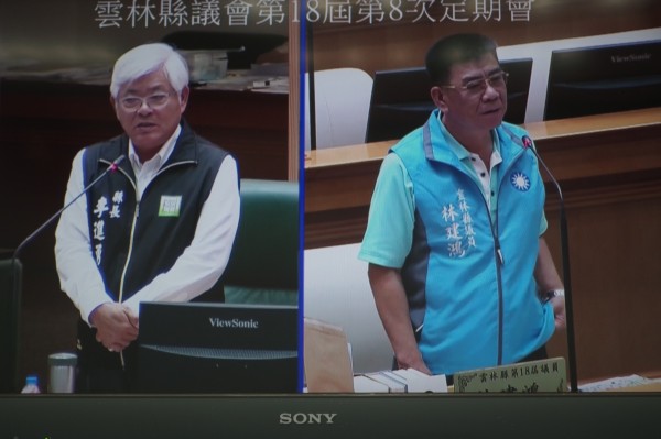 雲林縣長李進勇（左）在議會回答議員林建鴻（右）質詢，要求民進黨要對許忠富未參選麥寮鄉長公開說明，給社會交代。（記者林國賢翻攝）