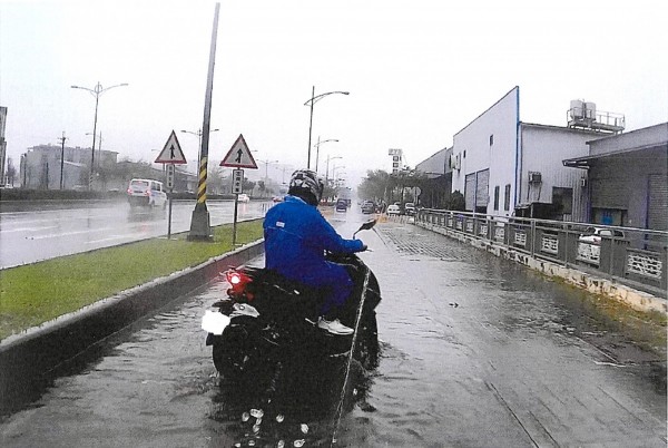 一下豪大雨，中科陸橋機車專用道就會淹水。（建設局提供）