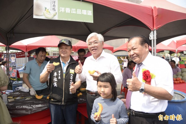 李泓儀（左一）獲民進黨提名參選崙背鄉長。（記者林國賢翻攝）