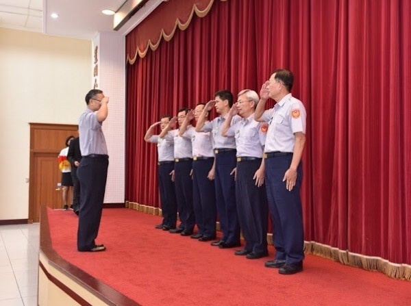 警政署長陳家欽在署務會報表揚各縣市績優警察局長。（記者姚岳宏翻攝）