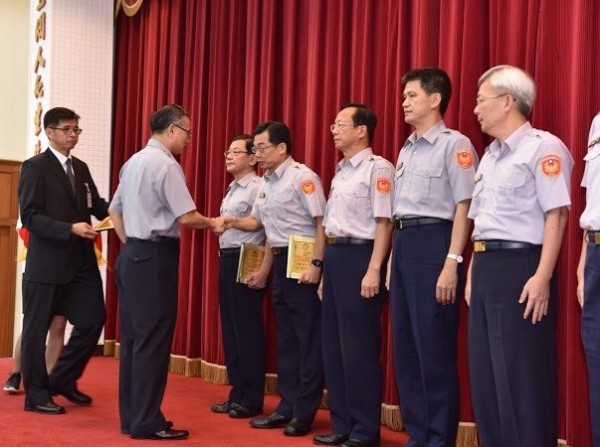 警政署長陳家欽在署務會報表揚各縣市績優警察局長。（記者姚岳宏翻攝）