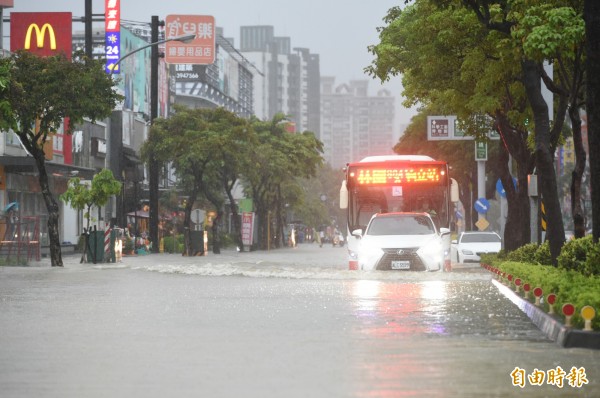 8月底豪雨造成澄清路淹水嚴重。（記者張忠義攝）