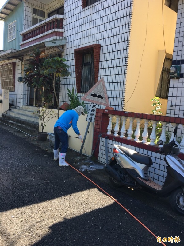 台糖枋大響營畜殖場派員敦親睦鄰噴灑消毒水。（記者陳彥廷攝）