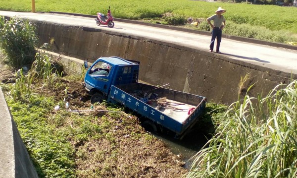 小貨車直衝入路旁大排水溝，動彈不得。（記者張勳騰翻攝）