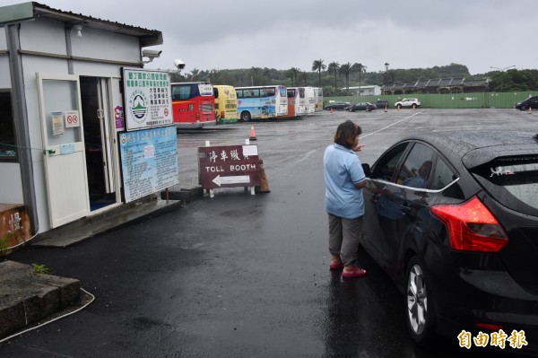 鵝鑾鼻公園停車空間減，當地營業車入園將收停車費。（記者蔡宗憲攝）