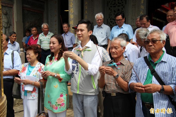 來自全國各地的客家社團代表，今天早上陪民進黨新竹縣長參選人鄭朝方（前中）一起到新埔褒忠亭義民廟參拜，祈求勝選。（記者黃美珠攝）