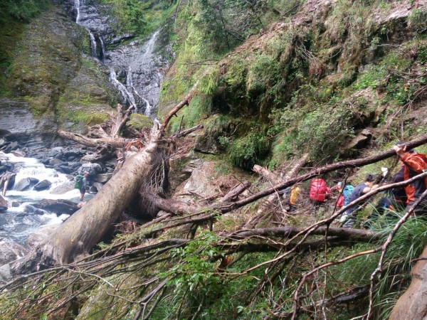 北一段的中央尖溪山屋附近溪谷山路，地形險惡。（記者歐素美翻攝）