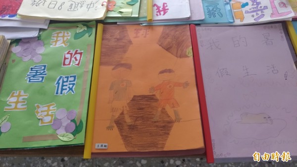 虎尾安慶國小學生暑假作業展，創意十足。（記者廖淑玲攝）