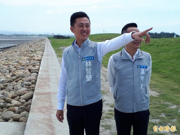 新竹市政府今天再進行「濱海水岸工程」動土典禮，除會進行浮動碼頭除鏽上漆工程，也會在海岸再增加300公尺的拋石護岸，讓新竹漁人碼頭觀光再升級，也保障漁民作業環境安全。（記者洪美秀攝）