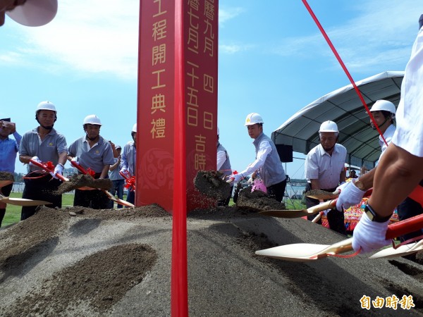 新竹市政府今天再進行「濱海水岸工程」動土典禮，除會進行浮動碼頭除鏽上漆工程，也會在海岸再增加300公尺的拋石護岸，讓新竹漁人碼頭觀光再升級，也保障漁民作業環境安全。（記者洪美秀攝）