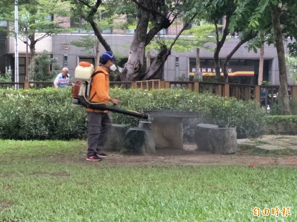 新北市登革熱疫情再增新莊1例，已達26例，防疫人員積極擴大噴藥消毒。（新北市衛生局提供）