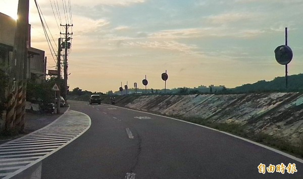 竹北市沿河街住戶抱怨，沿河街改單行道後車速變快，加上彎道處鄰近住家出入口，且有樹籬和電桿遮擋視線，易生事故；新竹縣政府表示，將加強交通標誌和標誌。（記者廖雪茹攝）