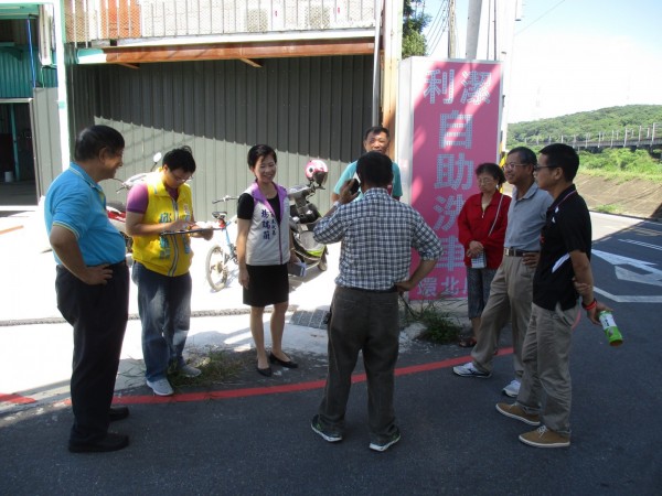 新竹縣竹北市沿河街住戶抱怨，沿河街改為西向單行道後車速變快，縣府與地方人士現勘檢討，決議將再加強交通標誌、標線，並請警方加強取締超速。（記者廖雪茹翻攝）