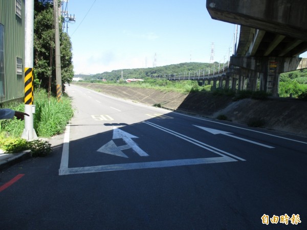 新竹縣竹北市沿河街住戶抱怨，沿河街改為西向單行道後車速變快，縣府與地方人士現勘檢討，決議將再加強交通標誌、標線，並請警方加強取締超速。（記者廖雪茹攝）