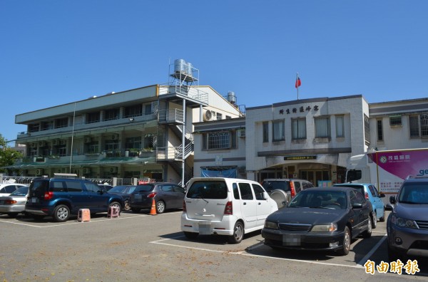 霧峰衛生所和幼兒園建物老舊、下雨漏水，市府將一併重建。（記者陳建志攝）