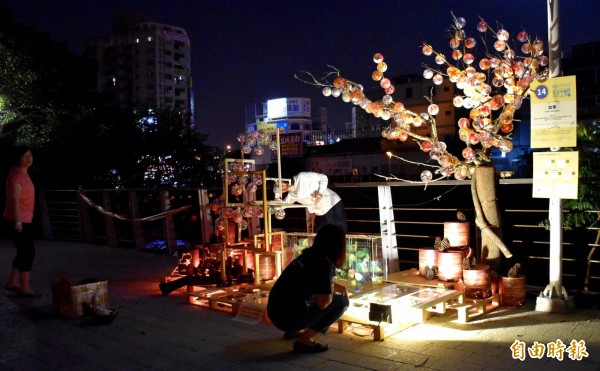 桃園市中華花藝習花會老師許盛美與興國國小、璞育幼兒園小朋友共同創作「四季」作品。（記者李容萍攝）