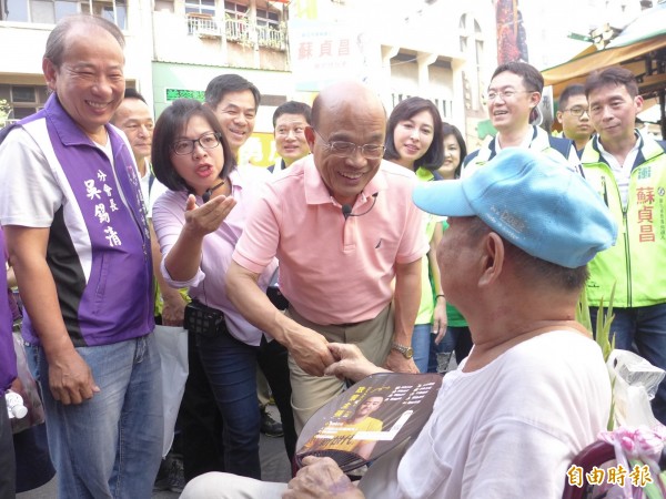 民進黨新北市長參選人蘇貞昌前往蘆洲區湧蓮寺附近早市、商圈掃街拜票。（記者李雅雯攝）