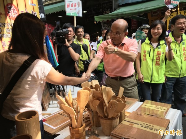 民進黨新北市長參選人蘇貞昌和多名市議員參選人前往商圈、市場拜票。（記者李雅雯攝）