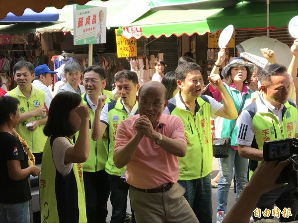 民進黨新北市長參選人蘇貞昌前往蘆洲區湧蓮寺附近早市、商圈掃街拜票，團隊不時大喊「衝衝衝」。（記者李雅雯攝）