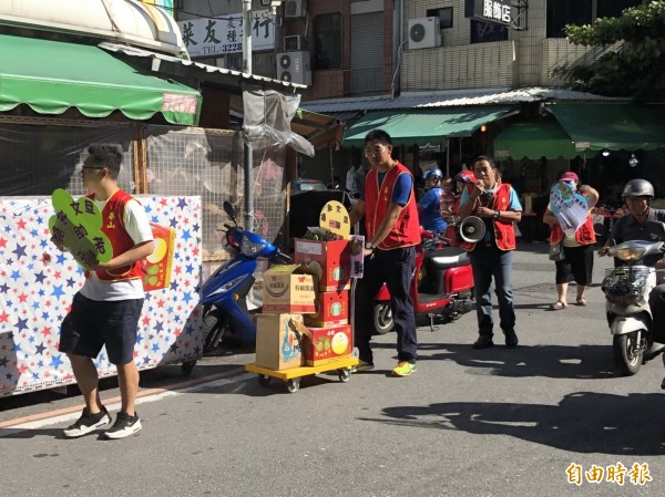 華山基金會台東線各站長、義工走上街頭，在台東市中央市場為義賣文旦而走。（記者王秀亭攝）