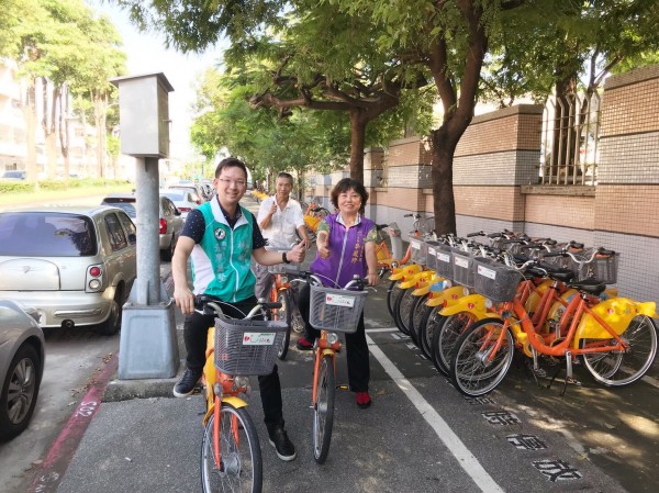 林祈烽向相關單位爭取在安和國中人行道上增設的新iBike租賃站最近啟用。（記者許國楨翻攝）