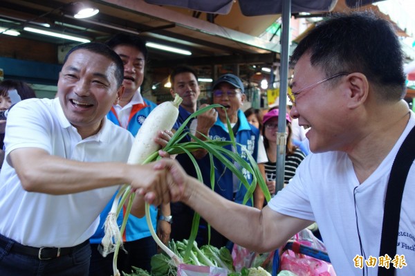 國民黨新北市長參選人侯友宜今早到新莊宏泰市場掃街。（記者葉冠妤攝）