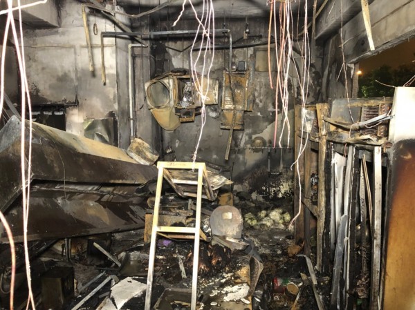 店家未依規定設置防瓦斯桶傾倒措施，釀火警造成17傷。（記者黃良傑翻攝）