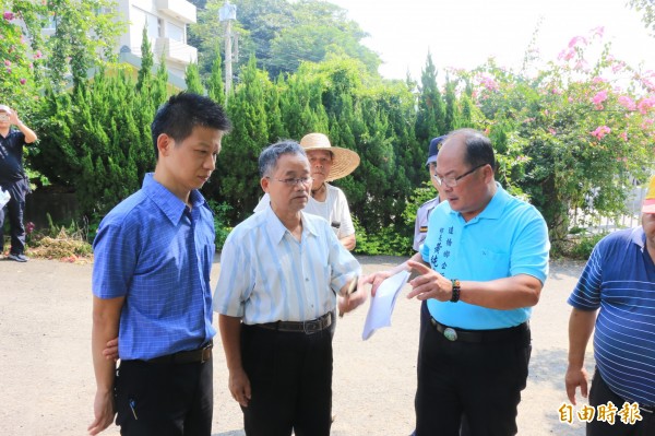 造橋鄉長黃純德（右）與江姓地主（中）向法院執行官（左）激烈辯駁。（記者鄭名翔攝）