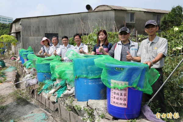 竹市環保局研發「防蚊紗網」，把可以綁緊束口的紗網直接套住菜園儲水桶，展現儲水方便又可防止蚊蟲孳生的雙重功能。（記者蔡彰盛攝）