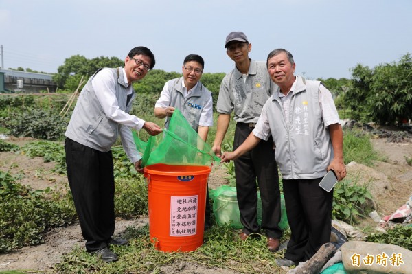 竹市環保局研發「防蚊紗網」，把可以綁緊束口的紗網直接套住菜園儲水桶，展現儲水方便又可防止蚊蟲孳生的雙重功能。（記者蔡彰盛攝）