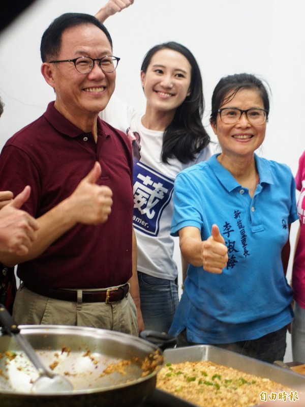 國民黨台北市長參選人丁守中今天到台北市新龍里做菜給長輩享用。（記者簡惠茹攝）