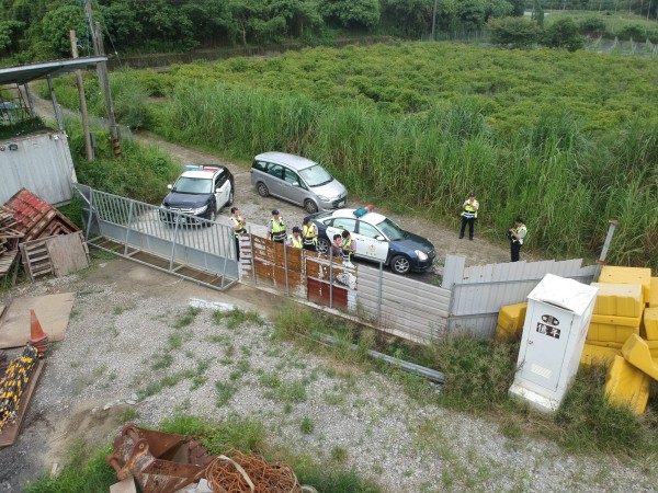 偏遠山區不法查緝困難，白河警分局安居專案進行清山，出動空拍機，空屋、工寮、廢棄廠房等可疑處所全都露，警方再實施全面清查。（記者王涵翻攝）