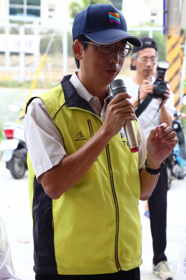 台灣港務公司高雄港務分公司布袋管理處長王貞雄與居民協商。（記者林宜樟攝）