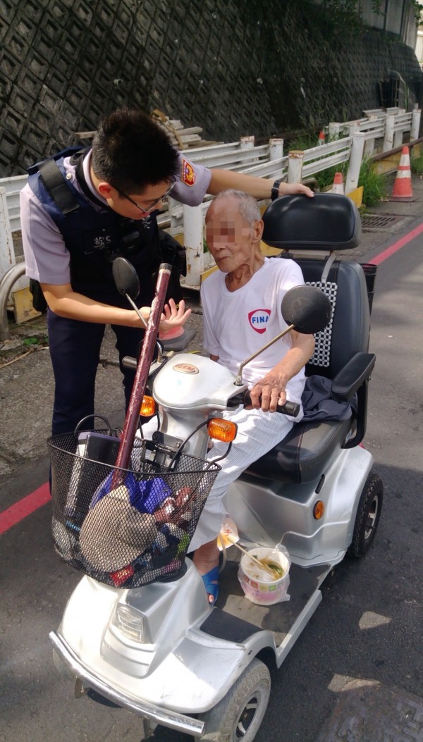 9旬曾翁駕駛電動車行經平鎮區中豐路山頂段時，因電動車電力耗盡開始下滑，險釀車禍意外。（記者許倬勛翻攝）