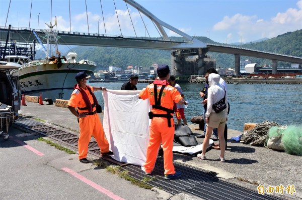 宜蘭縣蘭陽溪口外海今上午發現一具浮屍，海巡人員先通知何男家屬指認，確認死者並非何男，董姓船長家屬也從外觀特徵確認死者並非董男，現死者身分正交由警方釐清。（記者張議晨攝）