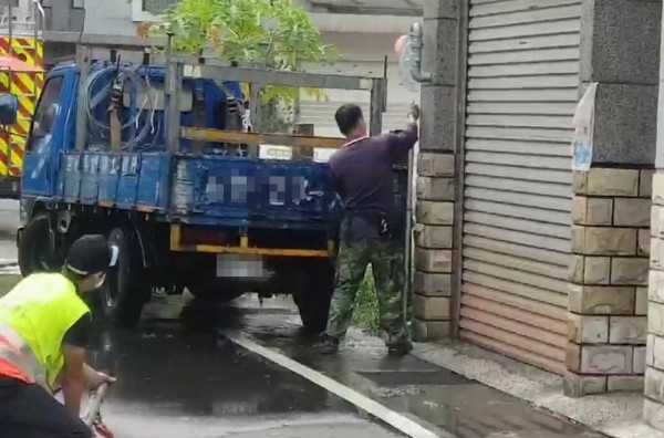 大里區立中三街一根天然氣管今天下午遭貨車撞斷，天然氣公司工程人員到場試圖阻斷漏氣。（記者陳建志翻攝）