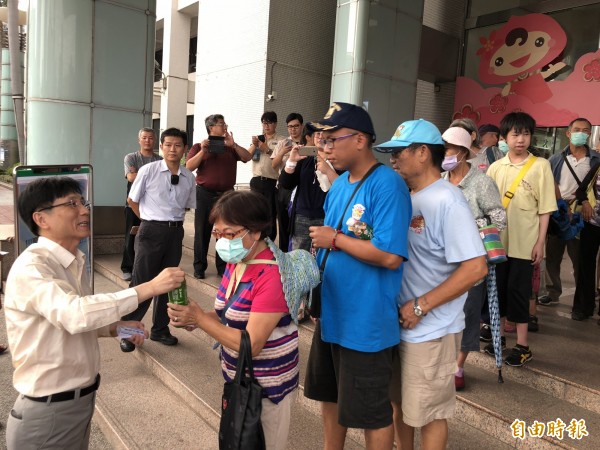 市議員詹江村本人到桃園市政府前發放祭品雞排，並提供綠茶給「早鳥」民眾。（記者陳昀攝）