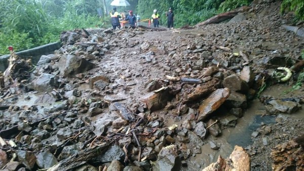 今天下午3點許，新竹縣竹東鎮往五峰鄉的122號縣道26.5公里處，因雨勢過大土石崩塌，一度交通中斷，現已恢復單向通行。縣議員趙一先提醒民眾上路前多留意最新路況。（趙一先提供）