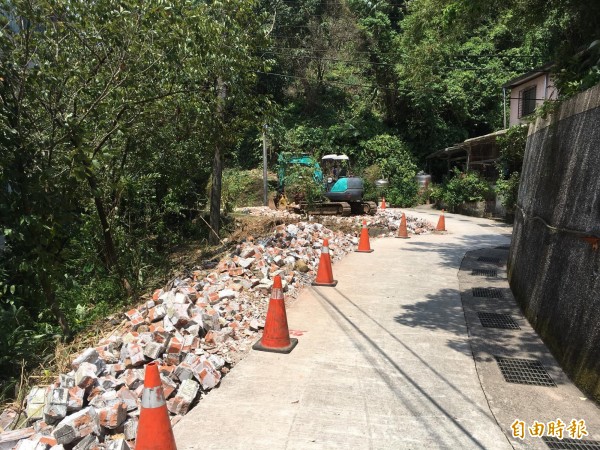 基隆市暖暖區金山街部分自來水管線是外露在地上，遇大雨常因沖刷致管線破裂，出現缺水、漏水的狀況。（記者林欣漢攝）