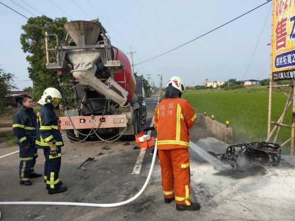 水泥車與機車發生車禍，造成機車起火燃燒，女騎士慘遭烈火灼傷。（記者李容萍翻攝）