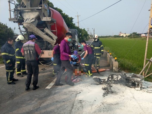 水泥車與機車發生車禍，造成機車起火燃燒，女騎士慘遭烈火灼傷。（記者李容萍翻攝）