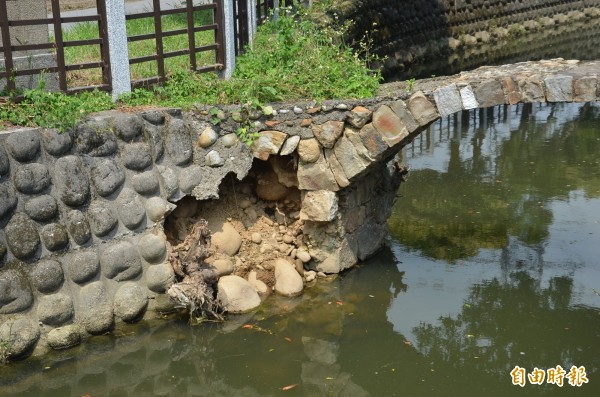 近日午後陣雨頻繁，橋下水位上升，反覆沖蝕拱橋，造成駁坎及邊坡有崩裂破損情形。（記者許倬勛攝）