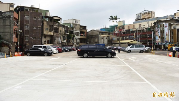 中壢區中興巷公辦都更基地完成地上物拆除，短期提供停車場使用。（記者李容萍攝）