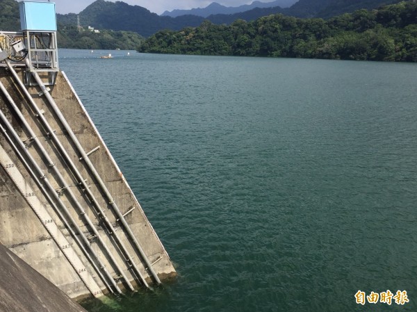 石門水庫大壩水位在滿水位徘徊，透過滿載發電大賺綠能財。（記者李容萍攝）