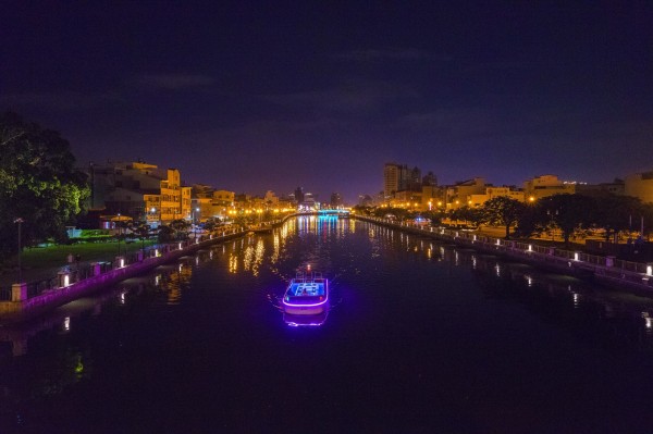 運河金色流域夜航美景。（南市觀光旅遊局提供）