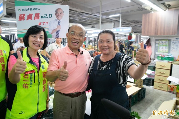 民進黨新北市長參選人蘇貞昌一早到板橋果菜市場拜票，受到不少熱情攤商的歡迎。（記者何玉華攝）