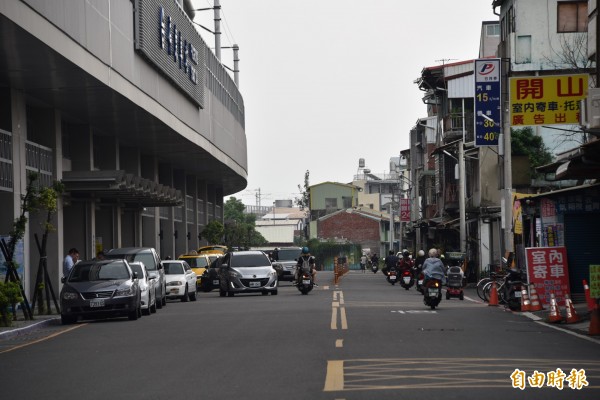 公勇路牴觸戶就在道路的直線上。（記者葉永騫攝）